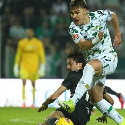 Álvaro Martínez só regressa em abril