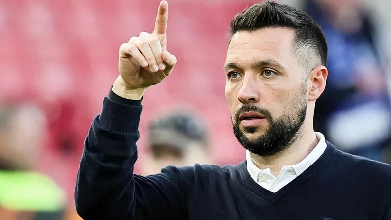 Francesco Farioli reage junto ao banco do FC Porto durante o jogo com o Estugarda