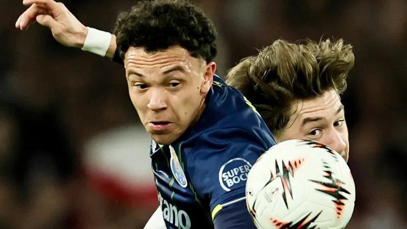 Pepê no jogo com o Estugarda