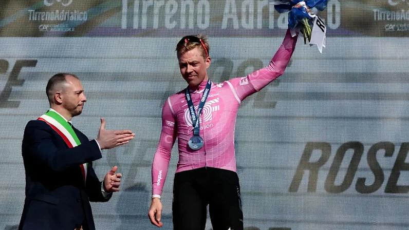 Michael Valgren (EF Education-EasyPost) festeja triunfo na 5.ª etapa do Tirreno-Adriático