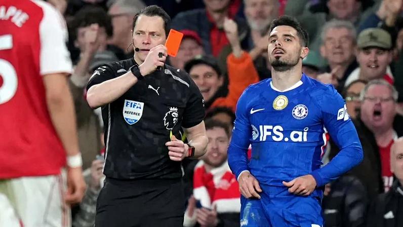 Pedro Neto suspenso por um jogo após mau comportamento frente ao Arsenal