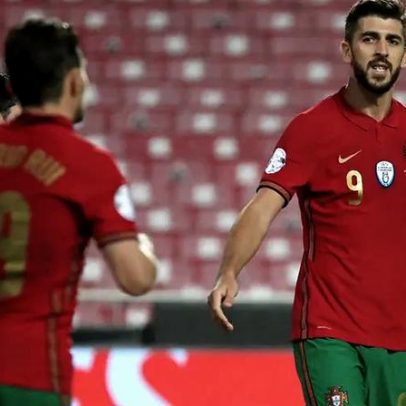 Paulinho pré-convocado para jogos contra México e EUA