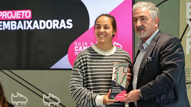 Jogadora do Benfica questiona como mãe gestante pode amamentar durante o jogo