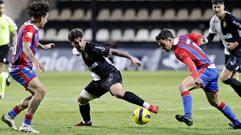 Os jogadores de Farense e Felgueiras em ação