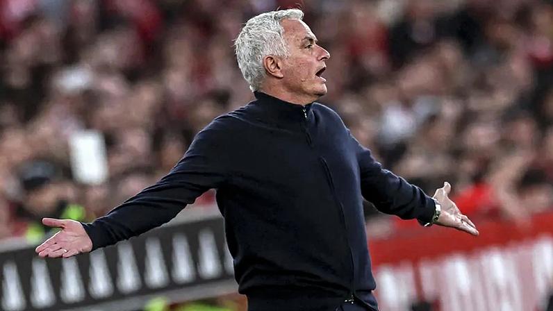 Benfica tenta ter Mourinho no banco em Arouca