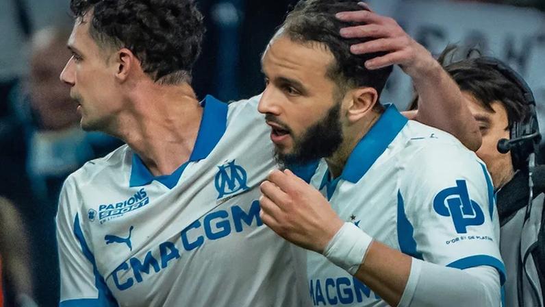 Jogadores do Marselha festejam frente ao Auxerre