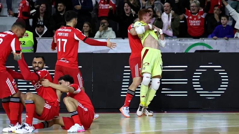 Jogadores do Benfica fazem a festa frente ao Leões de Porto Salvo