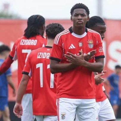 Benfica goleia o Famalicão e não deixa o FC Porto fugir