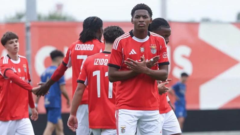 Benfica goleia o Famalicão e não deixa o FC Porto fugir