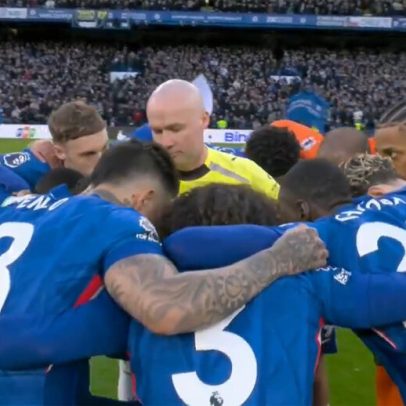 Árbitro fica preso na roda do Chelsea durante jogo da Premier League