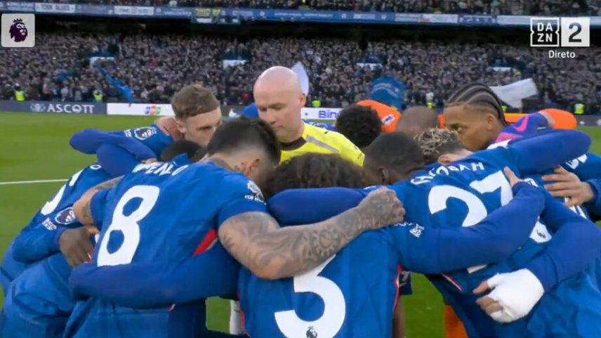 Árbitro fica preso na roda do Chelsea durante jogo da Premier League