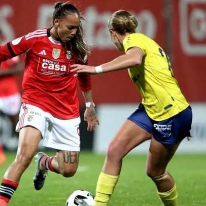 Benfica-Valadares 2-2 com campo escorregadio devido à areia