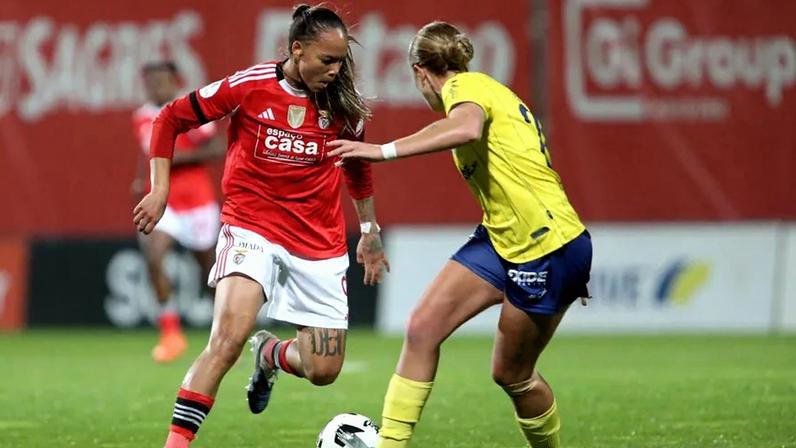 Benfica-Valadares 2-2 com campo escorregadio devido à areia