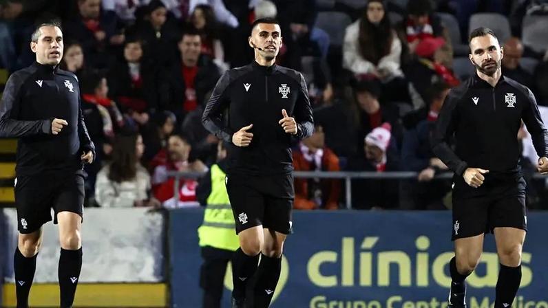 Mário Branco visita balneário do árbitro após Arouca-Benfica