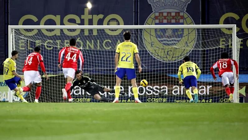 Benfica vence Arouca 2-1 em duelo com cinco factos
