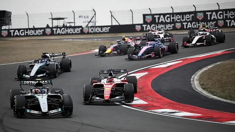 Classificações do Mundial de F1 com pilotos e construtores em destaque