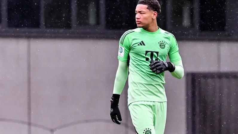 Lesão de Ulreich pode levar à estreia de guarda-redes de 16 anos na Champions