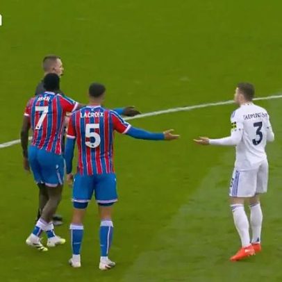 Dupla do Crystal Palace lembra árbitro de que jogador já tinha segundo amarelo