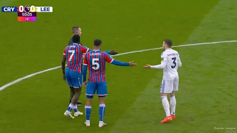 Dupla do Crystal Palace lembra árbitro de que jogador já tinha segundo amarelo