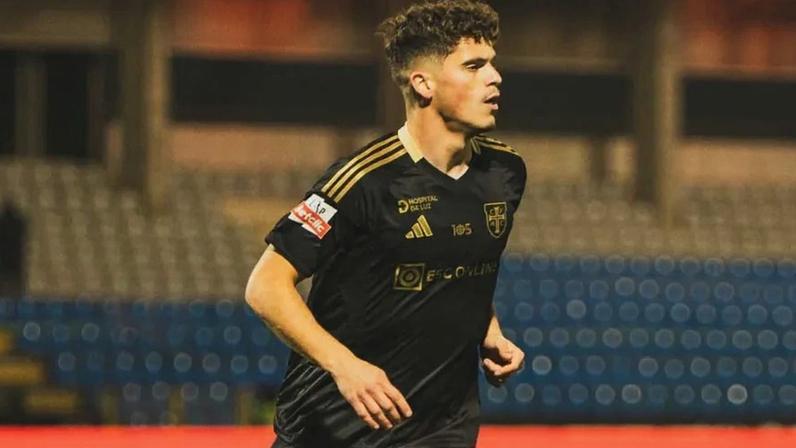 Pedro Rosas avança na disputa pela ala esquerda