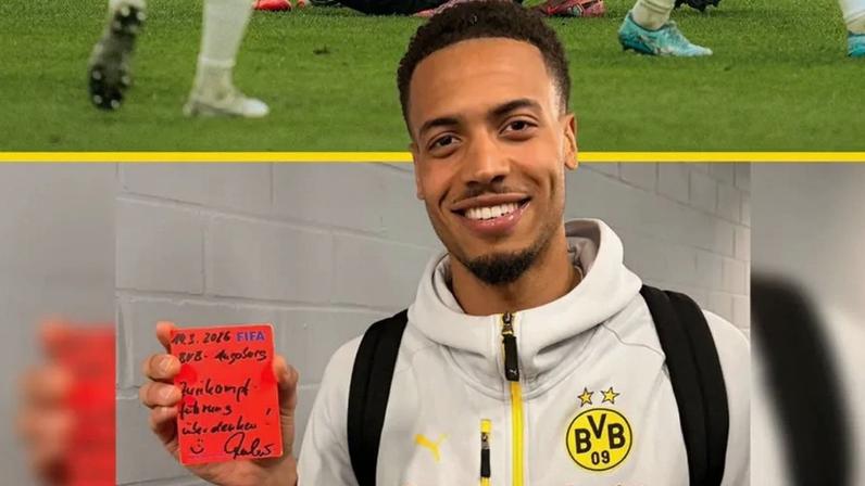 Nmecha com o cartão vermelho autografado