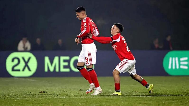 Ivanovic e Prestianni festejam frente ao Arouca