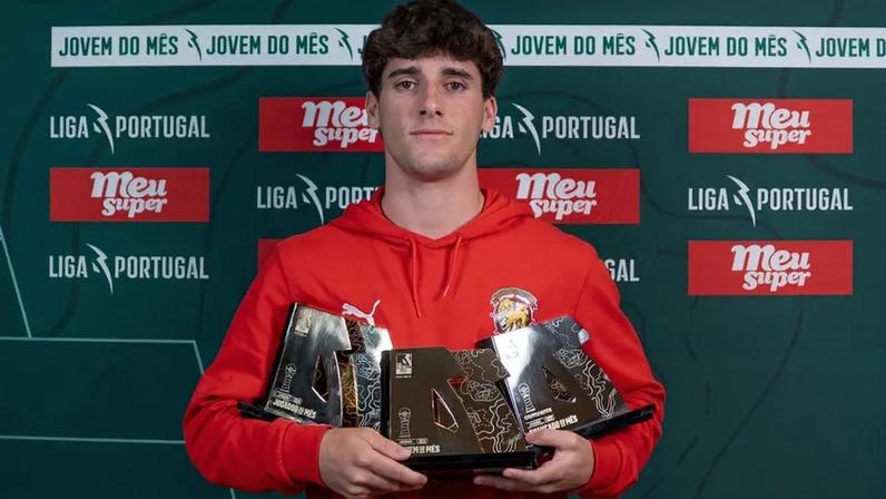 Avançado do Marítimo com os três troféus