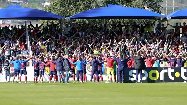 Jogadores e adeptos do Marítimo após a vitória sobre a U. Leiria
