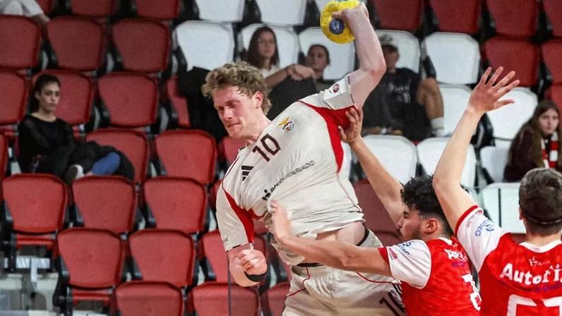 Kristian Olsen, ator, lutando com lesões; não comenta apoio do Benfica