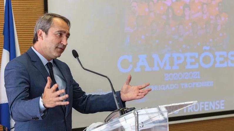 Empresa de luzes de Natal monta iluminação antes de ser contratada