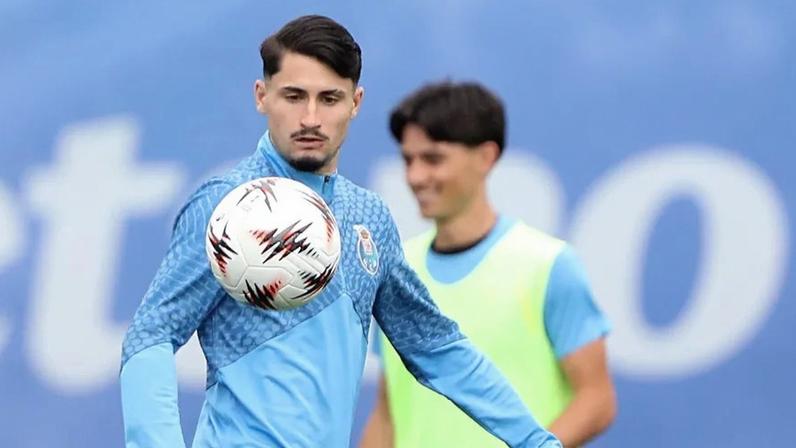 Borja Sainz no treino do FC Porto antes do jogo com o Estugarda