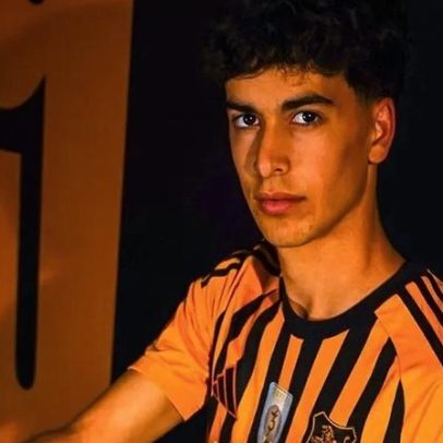 Manel assina contrato profissional com o Lus. Lourosa