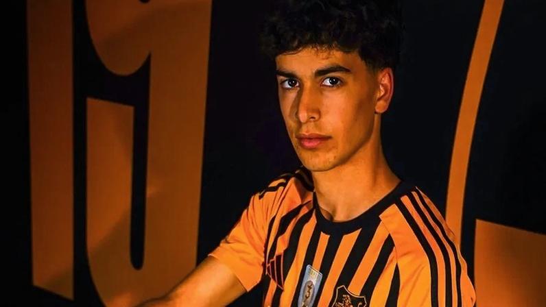 Manel assina contrato profissional com o Lus. Lourosa