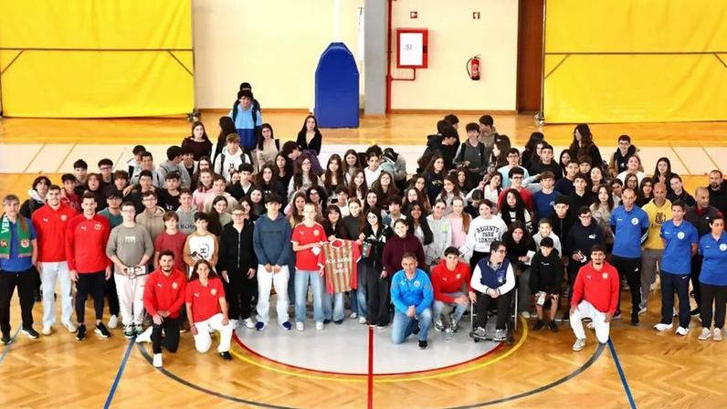 Rafael Guzzo e Alexandre Guedes visitam escola no Caniço