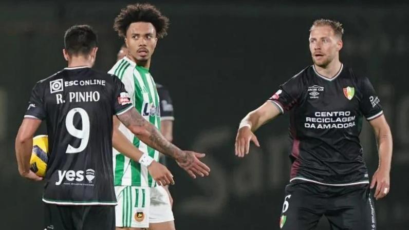 Rodrigo Pinho aproveita lesão de Sydney para afirmar-se