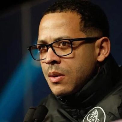 Chelsea define futuro de Liam Rosenior após falha na Liga dos Campeões