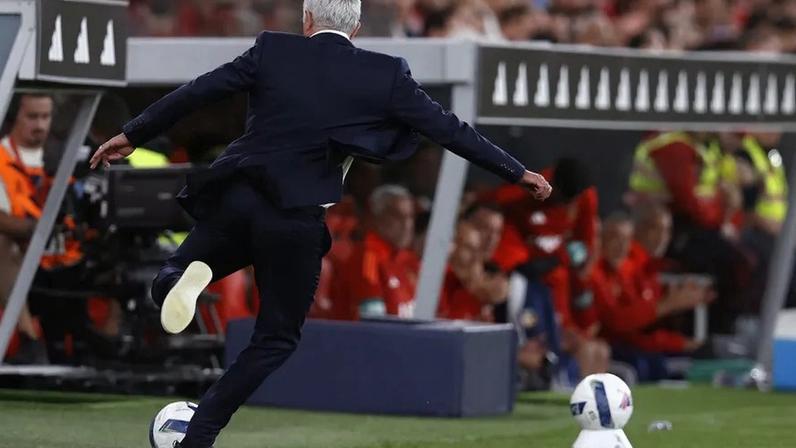Mourinho diz que só fica exaltado no intervalo, não no final do jogo