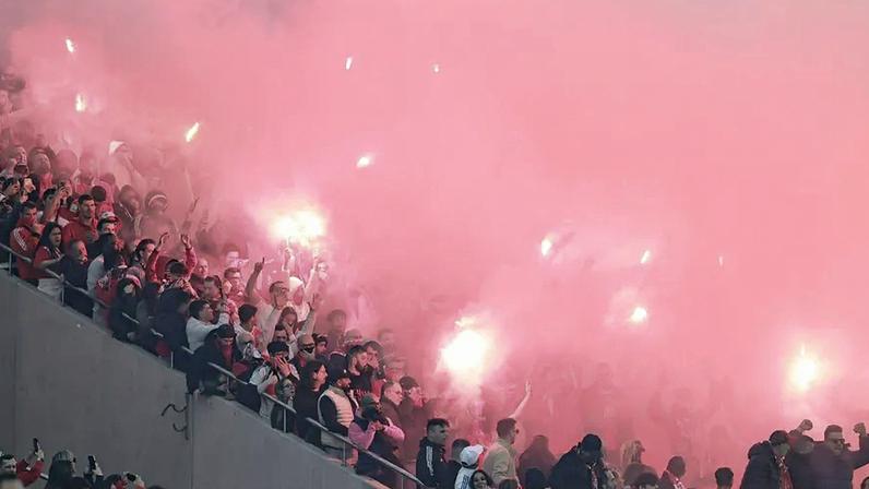 Pirotecnia marca clássico Benfica-FC Porto e causa multa de 30850 euros