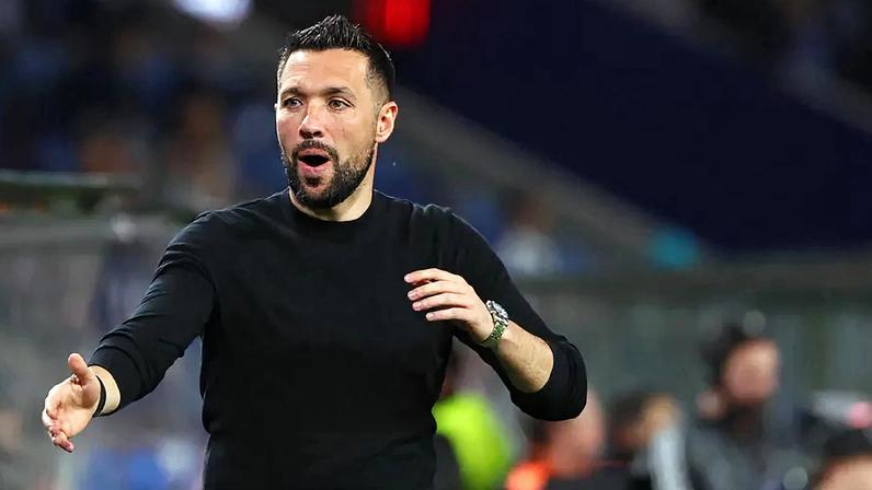 Farioli gesticula durante o jogo