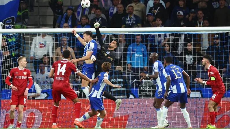 Muro com vista para os quartos desperta debate entre moradores