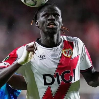 Jogador senegalês desafia dirigentes do futebol africano com a medalha