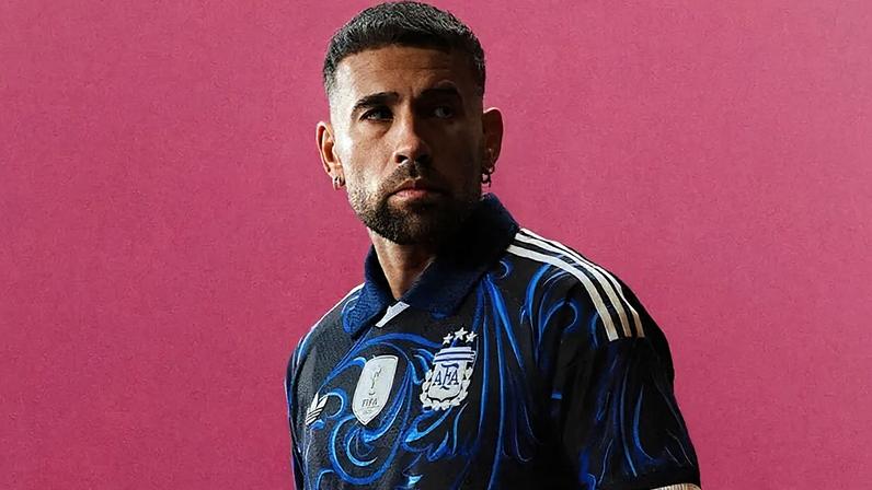 Otamendi mostra a nova camisola alternativa da Argentina
