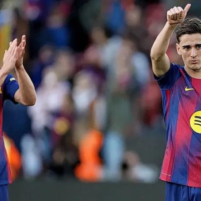 Dani Olmo celebra regresso de Gavi