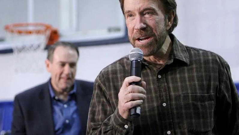 Chuck Norris, mestre de artes marciais e seis vezes campeão mundial de karaté