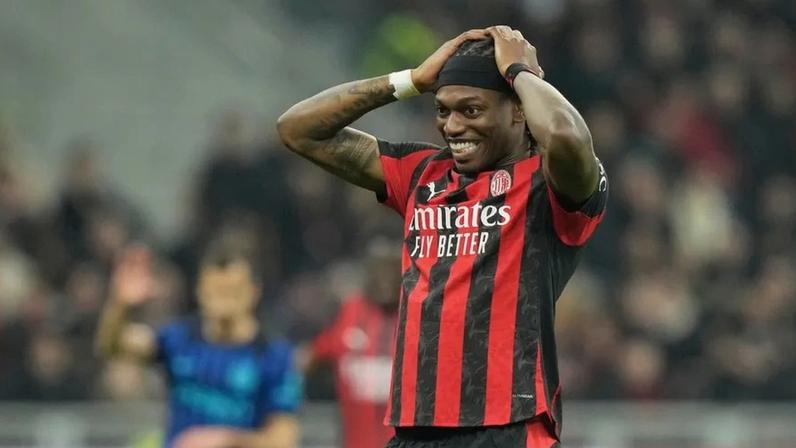 Rafael Leão falha jogo do Milan por lesão