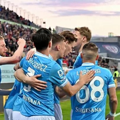 Nápoles vence o Cagliari e sobe provisoriamente ao 2.º lugar da Série A