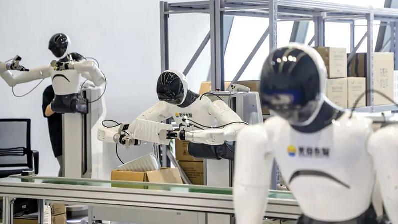 China reúne mais de 300 robôs em meia maratona em Pequim