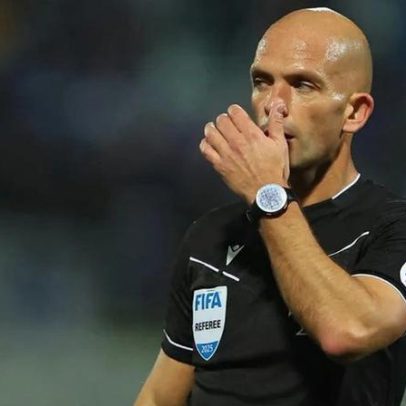 Luís Godinho dá murro na mesa após agressões a árbitros