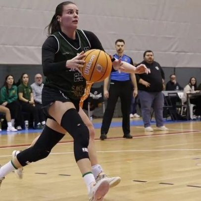 Maria Marinho celebra a manutenção do Coimbrões na Liga Feminina