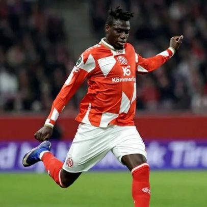 Lateral do Mainz deixa o jogo para ir à casa de banho durante a partida